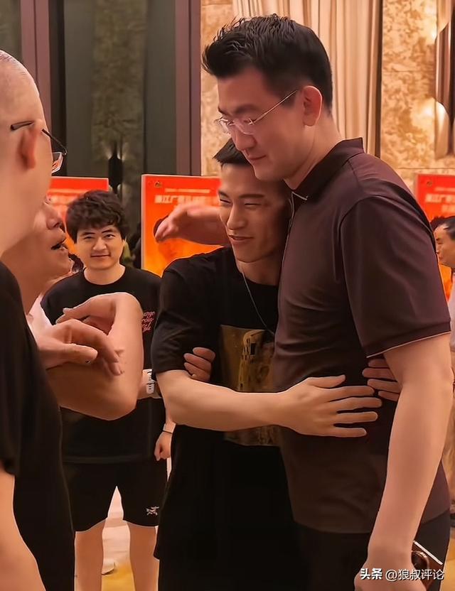 马刺主帅谈福克斯被批评:我不看社媒也不在乎,对他有100%信心